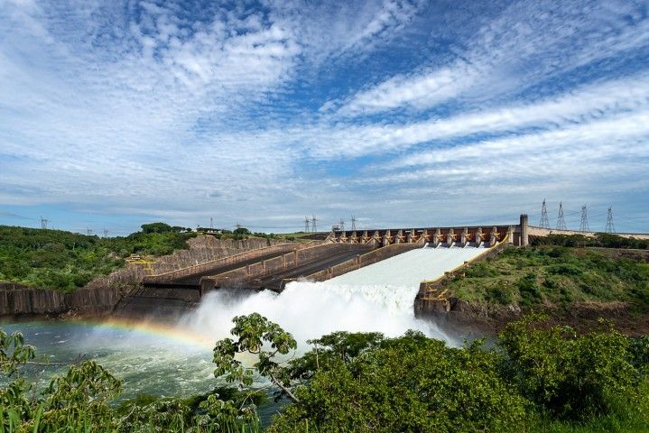 Usina Hidrelétrica de Itaipu, símbolo de cooperação entre Brasil e Paraguai, com ênfase na energia limpa. Reprodução: Globo.
