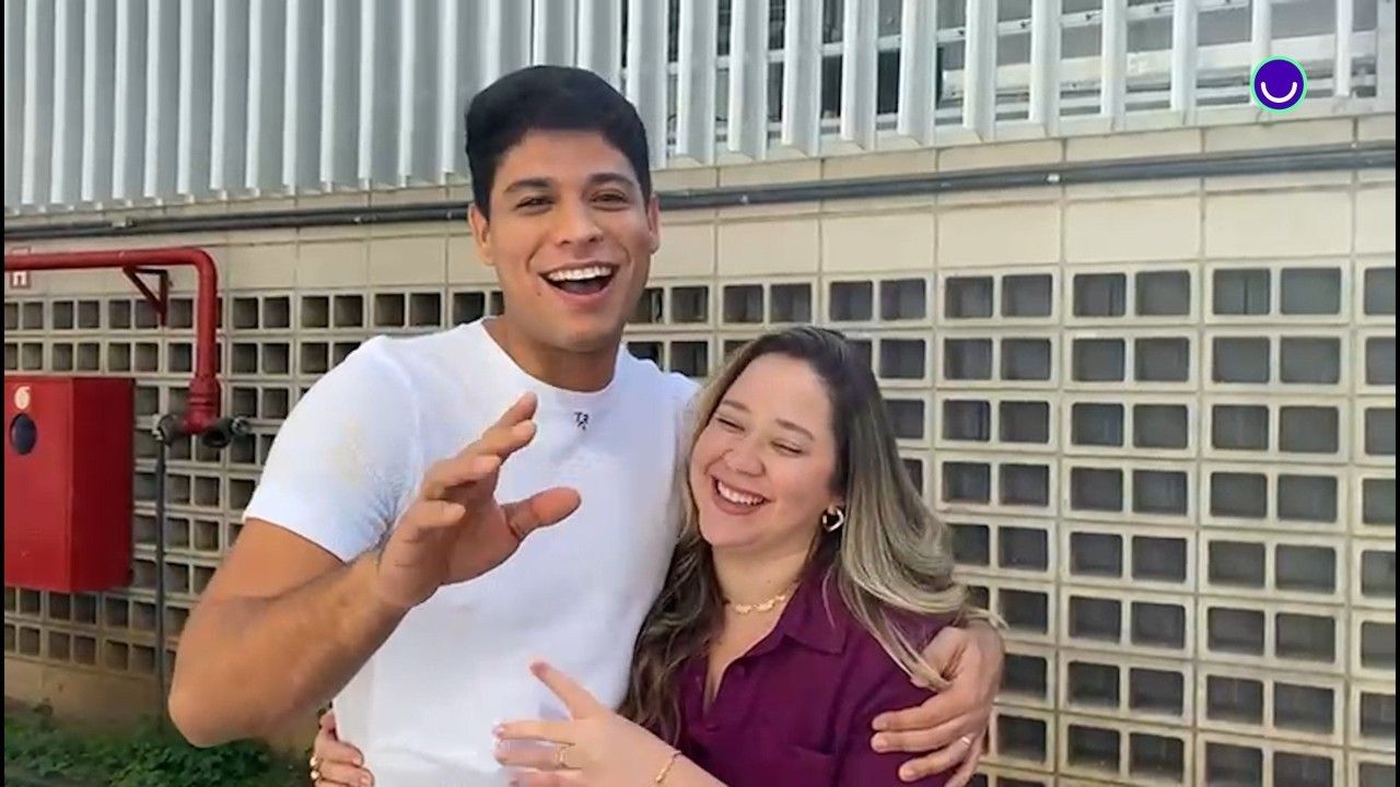 Finalista é recebido com carinho do público, ao lado da esposa Letícia e da sogra Dona Delma. Reprodução: Globo