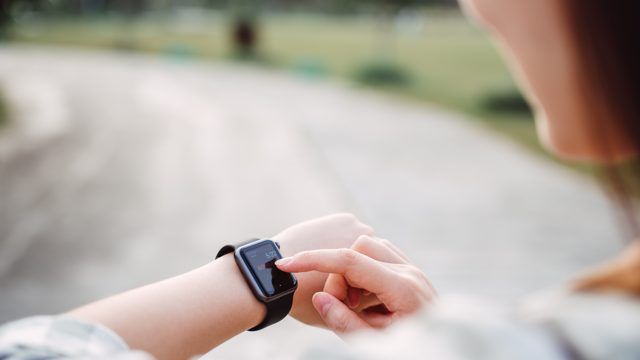 Criança utiliza smartwatch, destaque para funcionalidades que facilitam comunicação e segurança.; Legenda da imagem. Reprodução: IGN Brasil