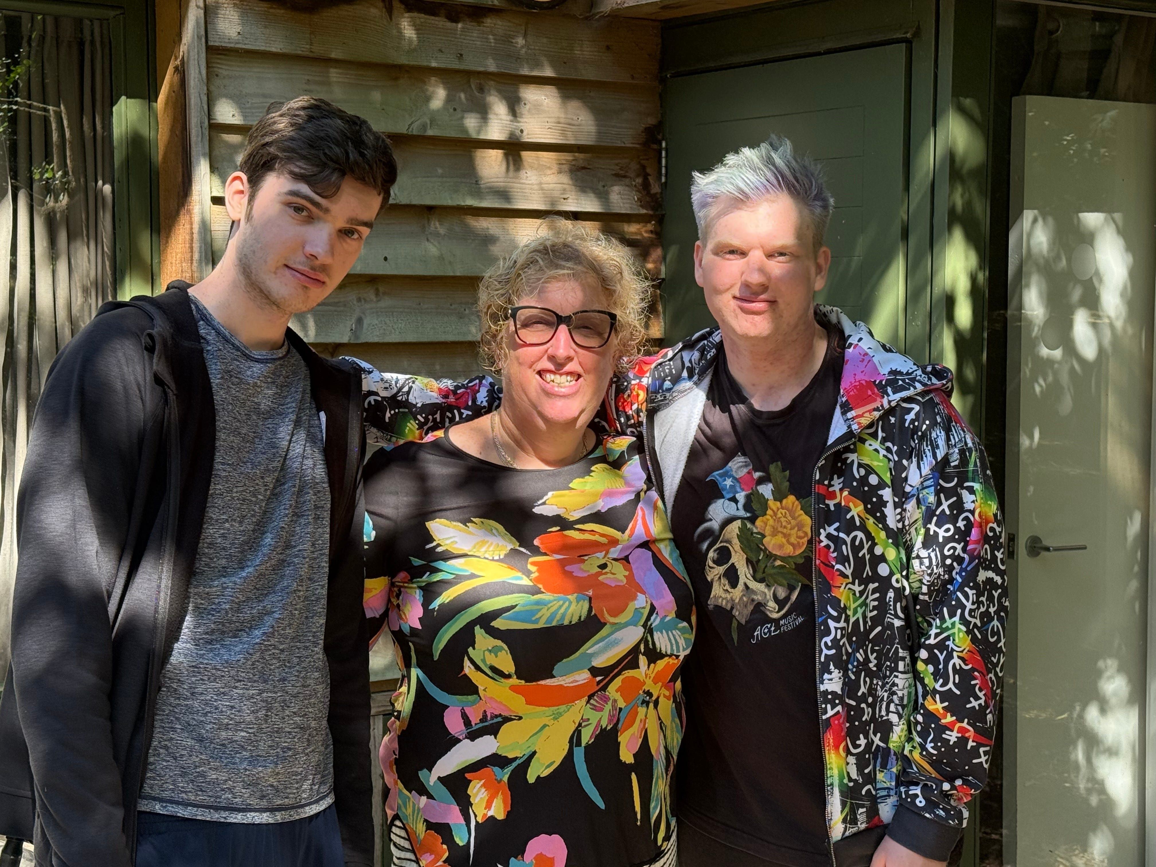 Jo Baker, mãe e CEO da ShipperHQ, aparece com os filhos. Legenda da imagem. Reprodução: Retorno do item 11