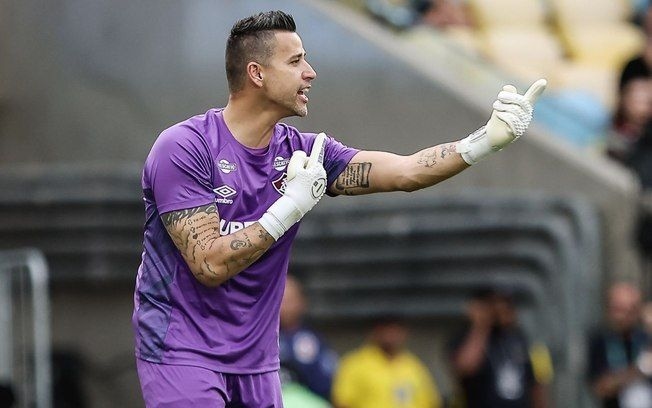 Torcedores comemoram a marca histórica do goleiro Fábio após vitória do Fluminense.; Reprodução: Lucas Merçon/Fluminense