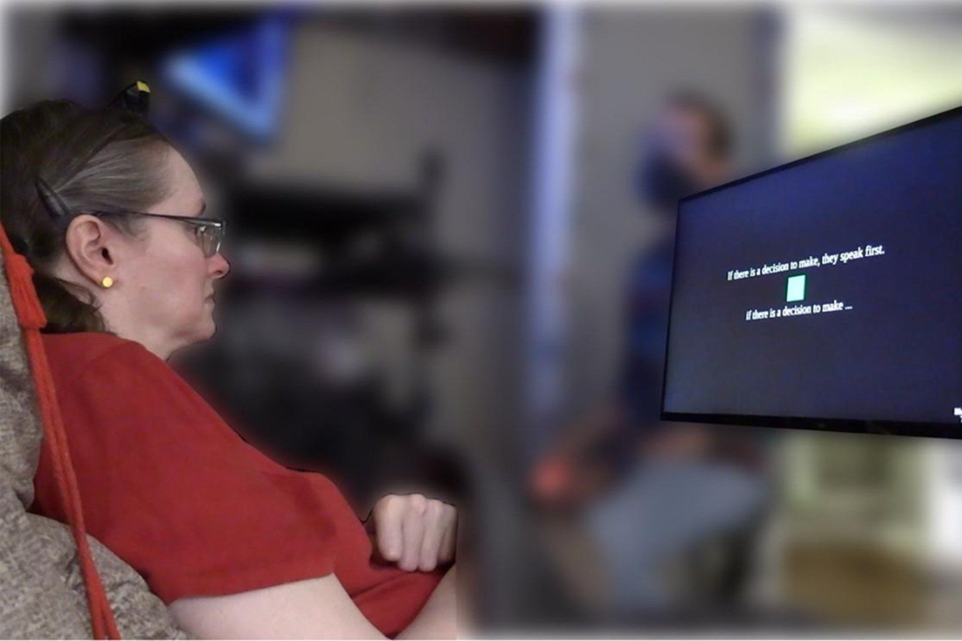 Cientistas decodificam pensamentos silenciosos de participantes paralisados, avançando na tecnologia de fala assistiva. Reprodução: Gizmodo