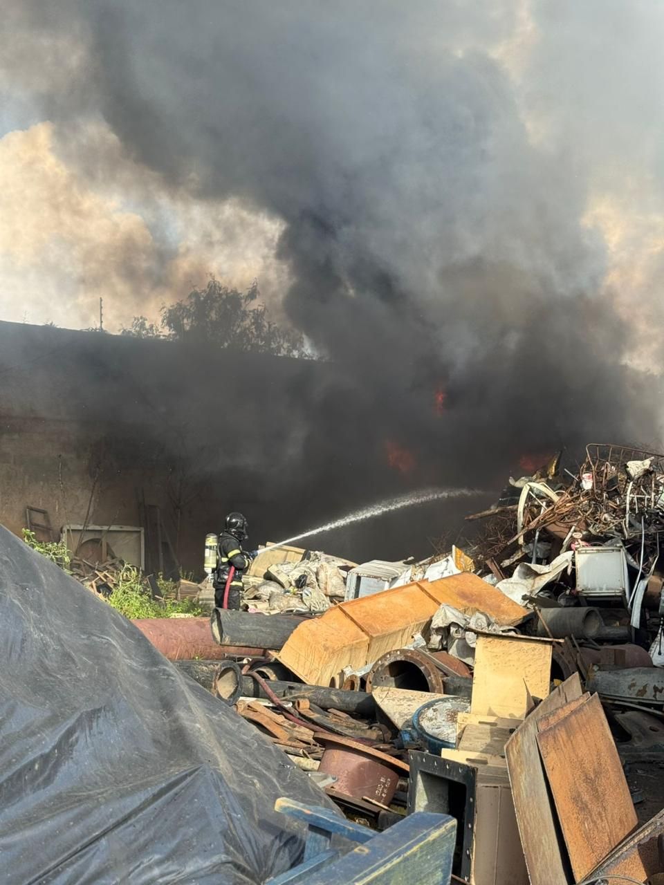 Incêndio de grandes proporções atinge depósito de recicláveis em Arapiraca. Reprodução: Ascom CBM/AL