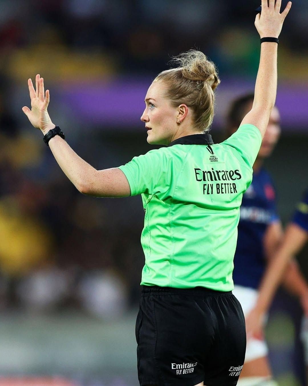 Hollie Davidson será a primeira mulher a apitar uma final europeia de rúgbi masculino. Reprodução: Globo