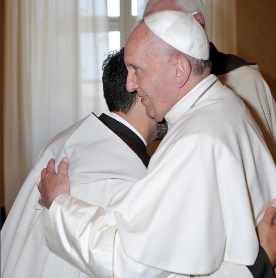 Frei Juliano abraço o papa Francisco durante encontro no Vaticano. Reprodução: Globo