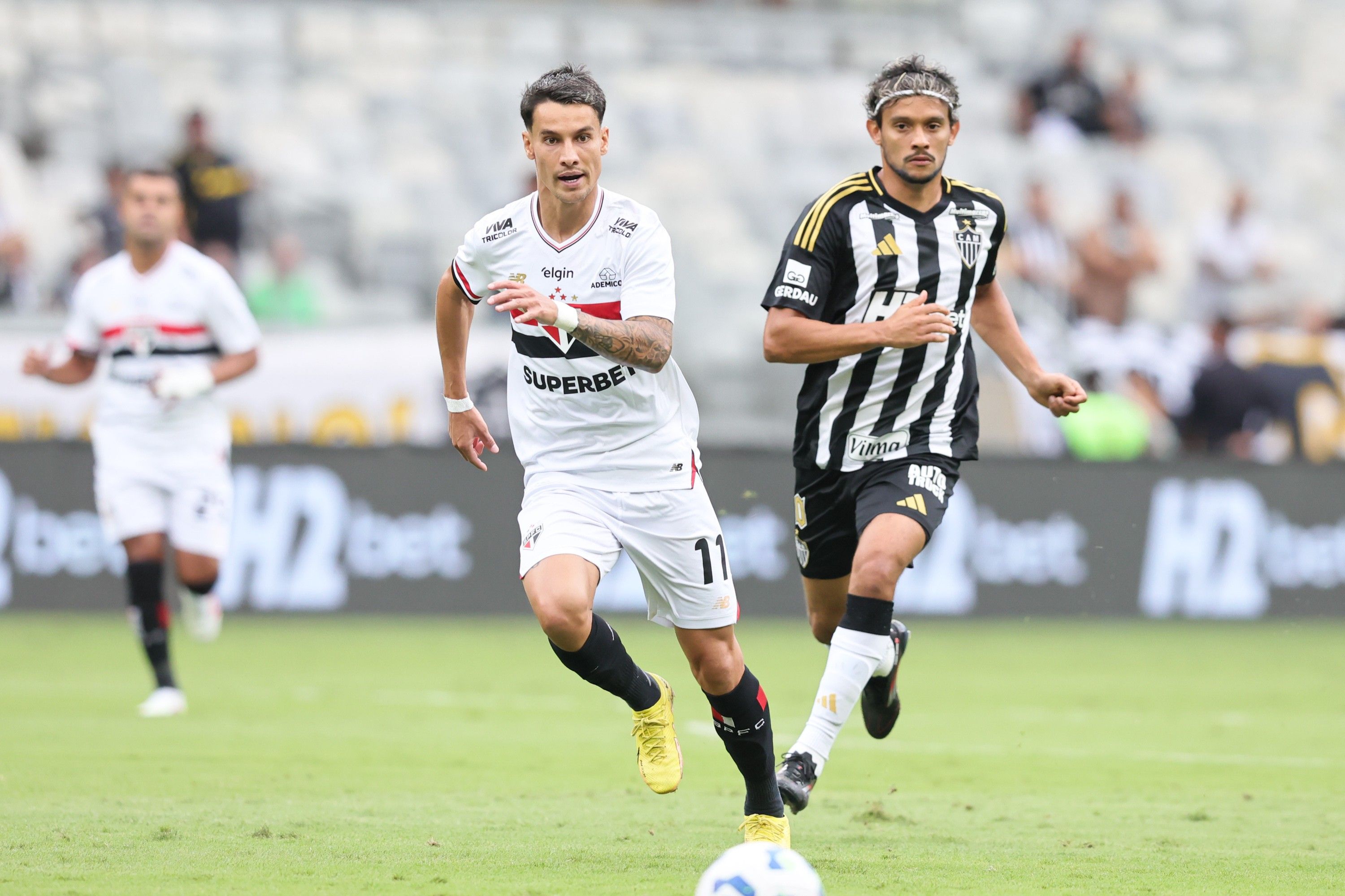 Jogadores do Tricolor em ação durante a partida contra o Atlético-MG. Reprodução: Globo