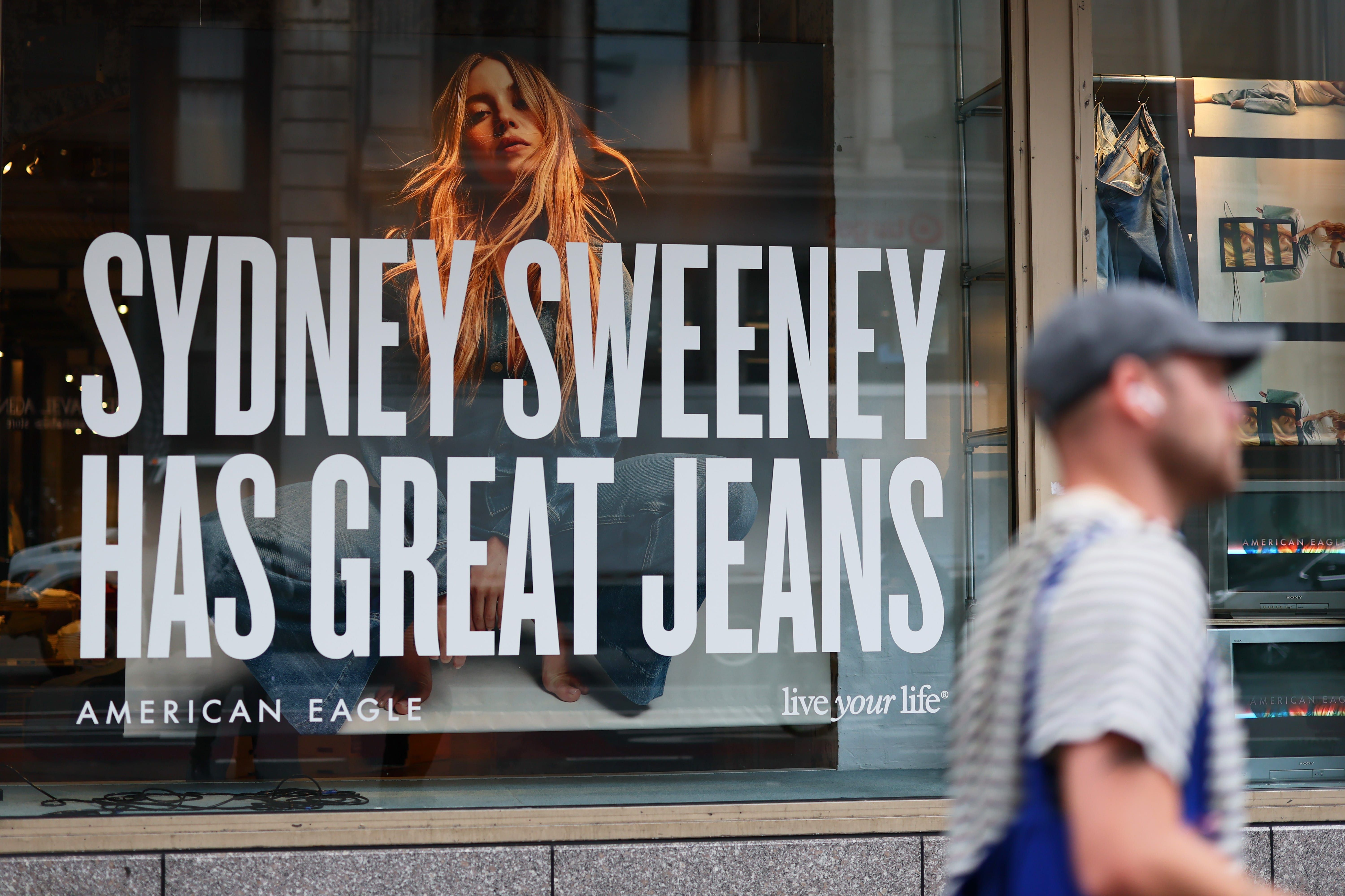 American Eagle defende campanha polêmica com Sydney Sweeney, ressaltando o foco nas calças jeans. Legenda da imagem. Reprodução: Business Insider