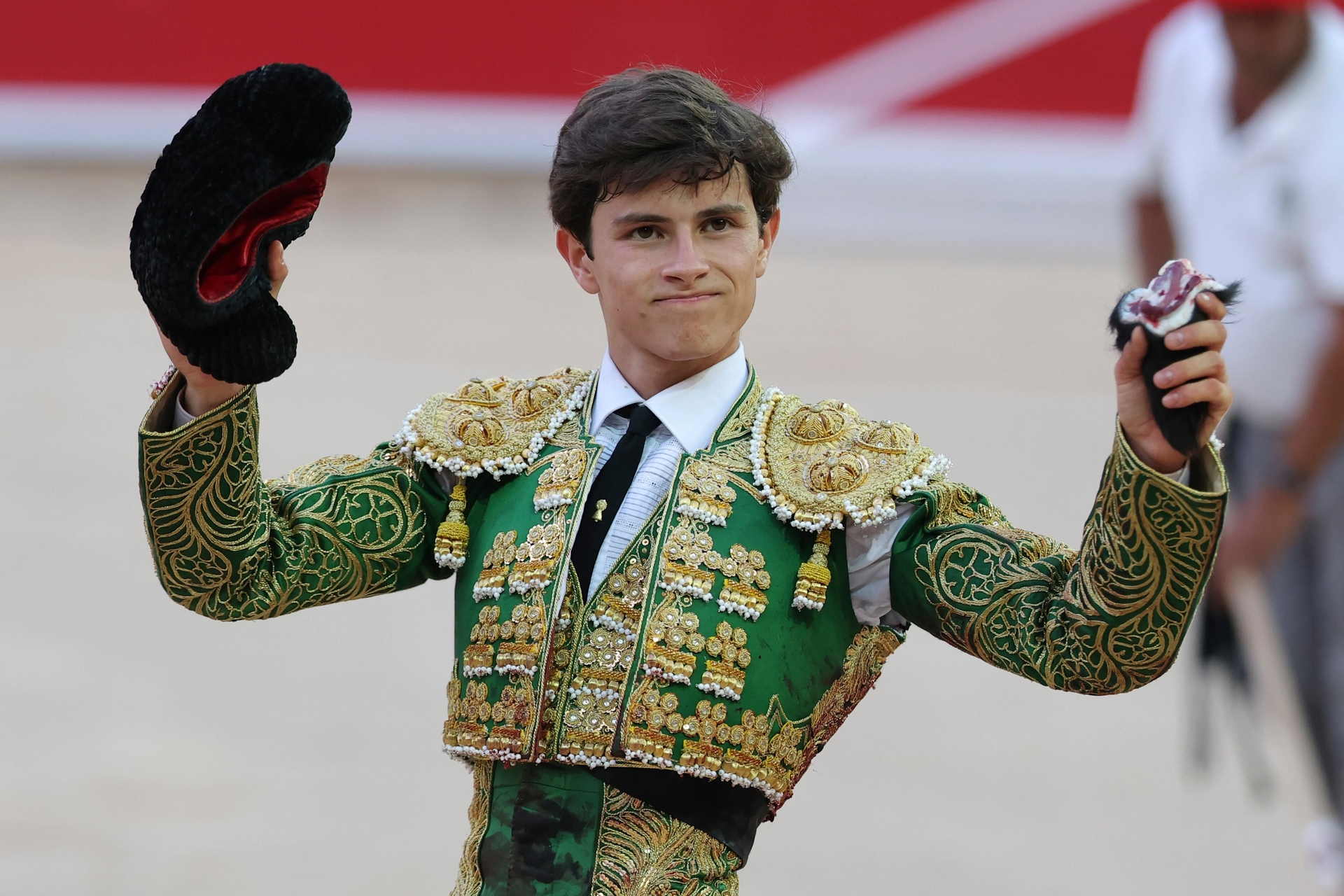 Aarón Palacio exibe a orelha cortada do novilho durante a abertura da temporada de Sanfermin. Legenda da imagem. Reprodução: El País