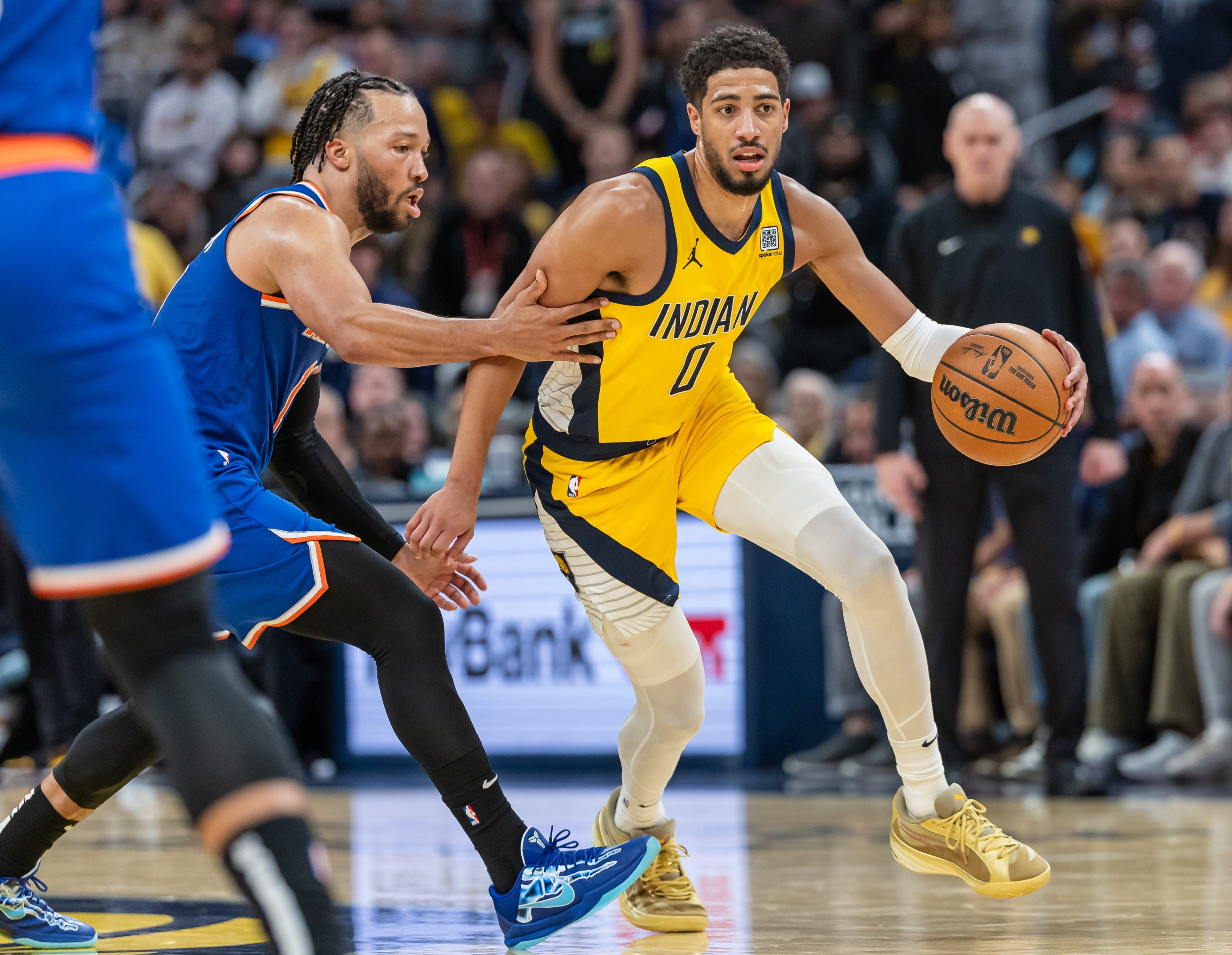 Tyrese Haliburton dribla contra Jalen Brunson em jogo decisivo da NBA.; Reprodução: Business Insider