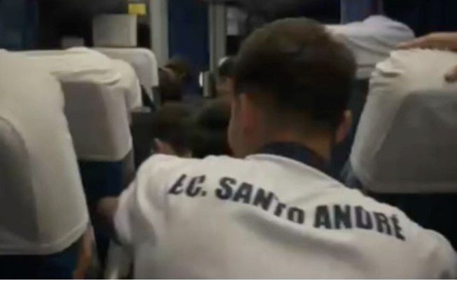 Atletas do Santo André se escondem em ônibus após ataque de torcedores rivais. Reprodução: iG Esporte