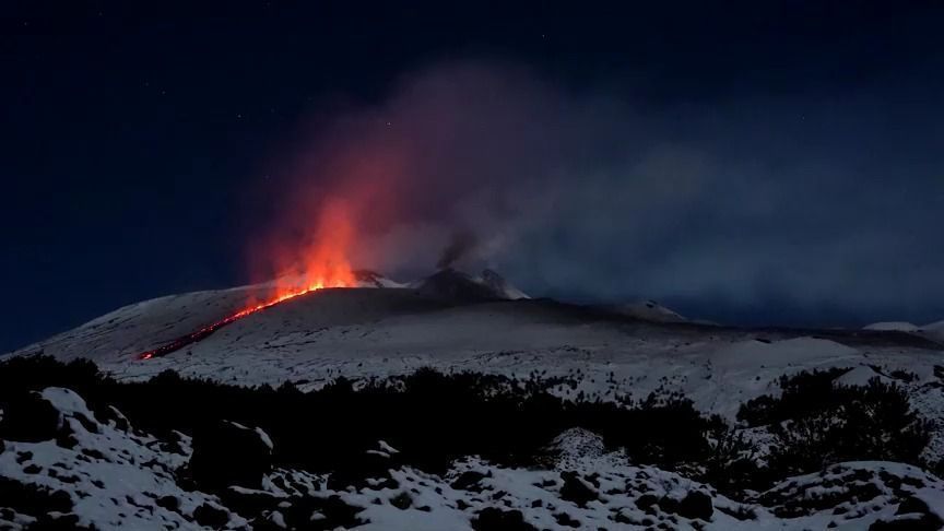 Erupção impressionante do Monte Etna na Itália