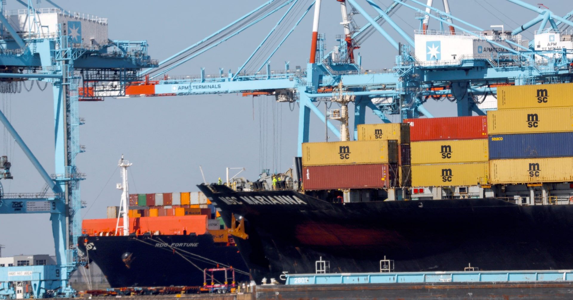 Trump suspende tarifas, impactando mercados globais em meio à guerra comercial com a China. Reprodução: Reuters