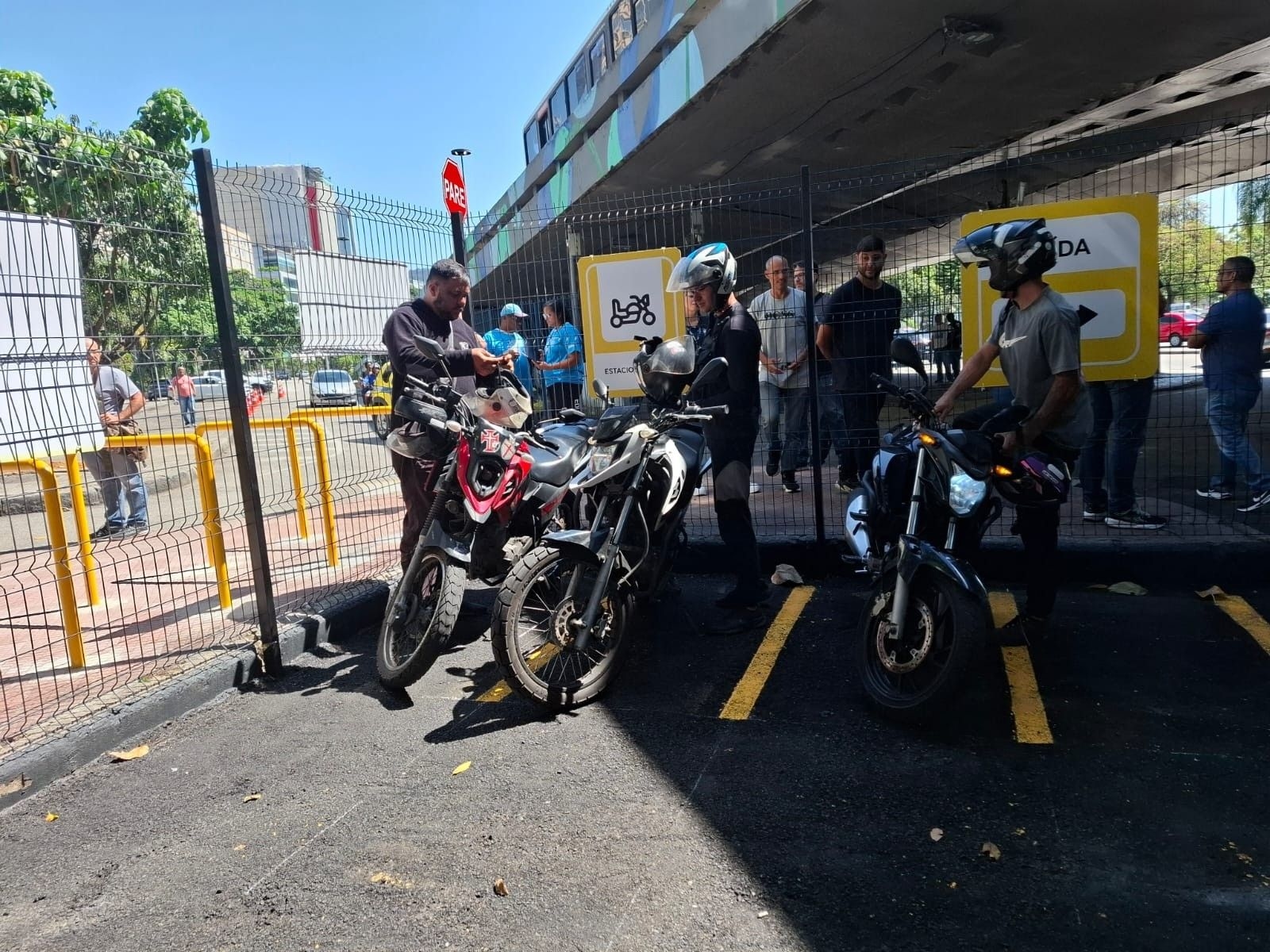 Motociclistas em ponto de apoio no Botafogo, RJ, sob decreto de monitoramento de direção. Legenda da imagem. Reprodução: Retorno do item 11