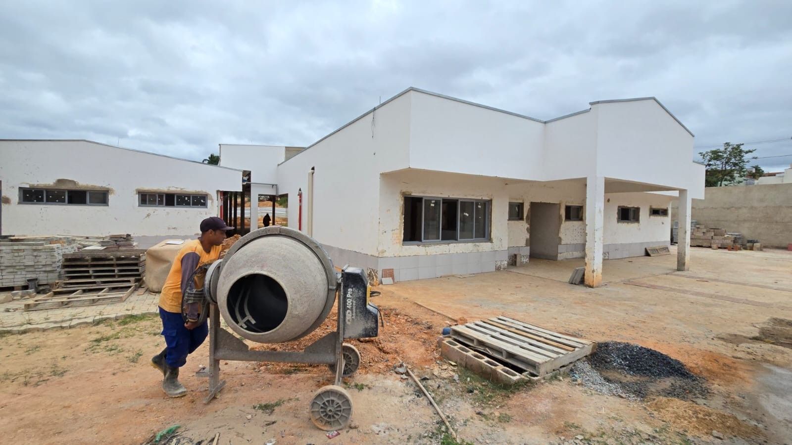 Obras do novo CEMEI em Santo Antônio avançam, prometendo melhorar o acesso à educação para crianças do bairro. Reprodução: Globo