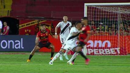 Jair deixa campo lesionado após entorse no joelho na vitória do Vasco sobre o Sport. Legenda da imagem. Reprodução: ge (Globo)