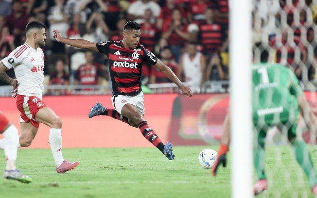 Bruno Henrique comemora o gol da vitória do Flamengo contra o Inter. Reprodução: Esporte IG