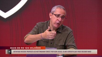 Igor Jesus, atacante do Botafogo, se despede e posa com nova camisa antes da transferência para o Nottingham Forest. Reprodução: Globo