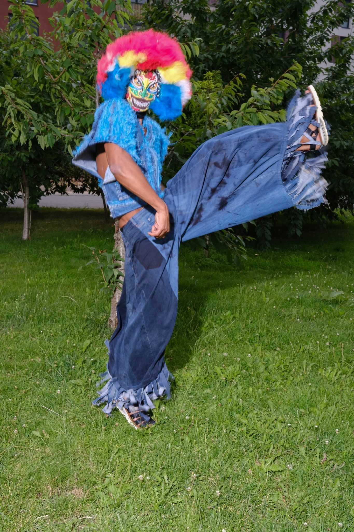 Desfile de moda periférica inspirado no bate-bola, durante a Flup, sob o Viaduto de Madureira. Legenda da imagem. Reprodução: Retorno do item 11