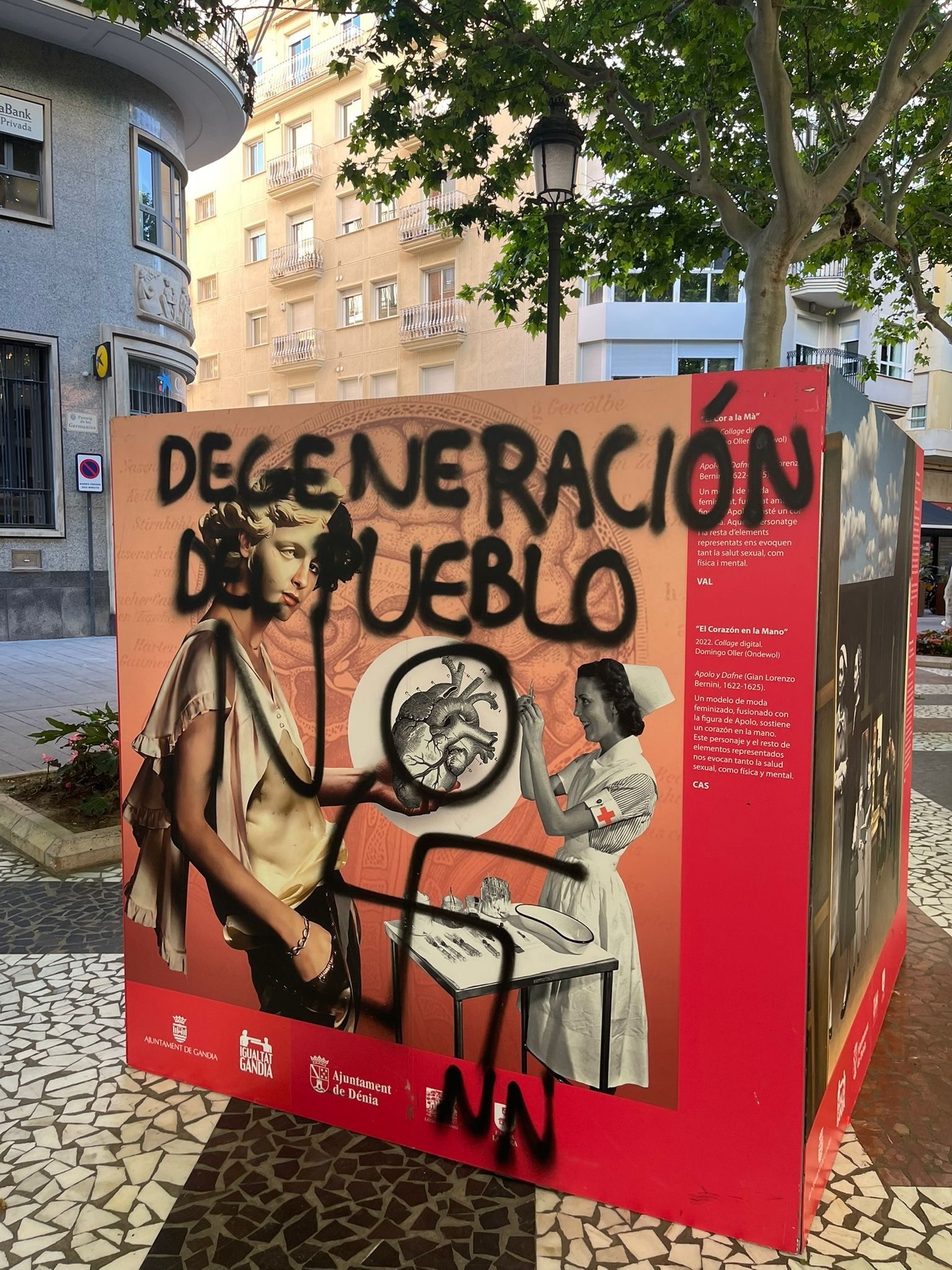 Painel da exposição LGTBI em Gandia vandalizado com mensagens de ódio. Reprodução: El País