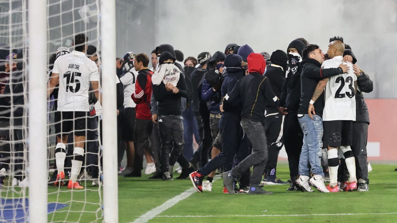 Torcedores invadem campo em partida entre Colo-Colo e Fortaleza, resultando em punições. Reprodução: ESPN Brasil