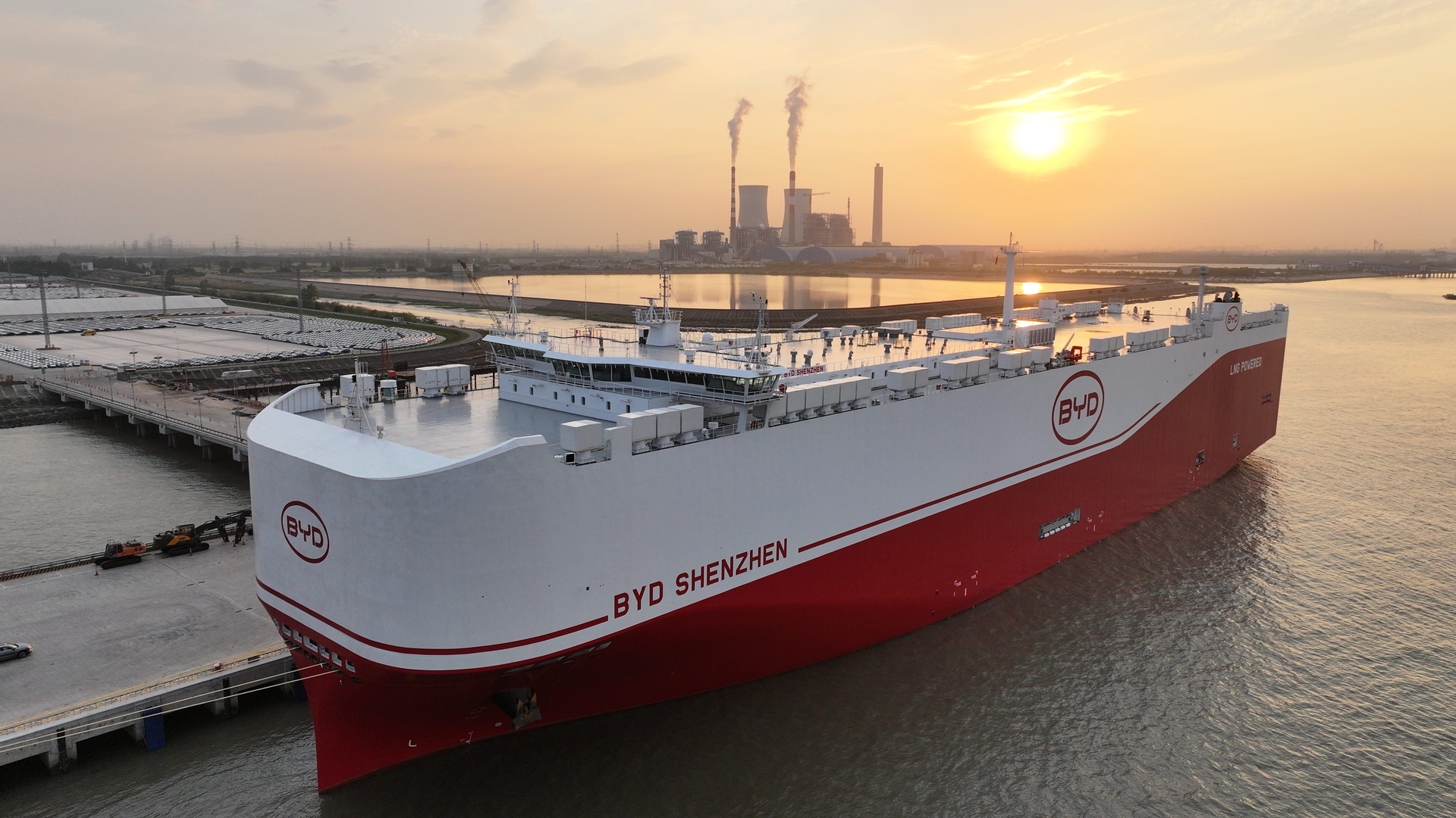 O BYD Shenzhen, um dos maiores navios de transporte de carros do mundo, pode carregar mais de 9 mil veículos. Legenda da imagem. Reprodução: Business Insider