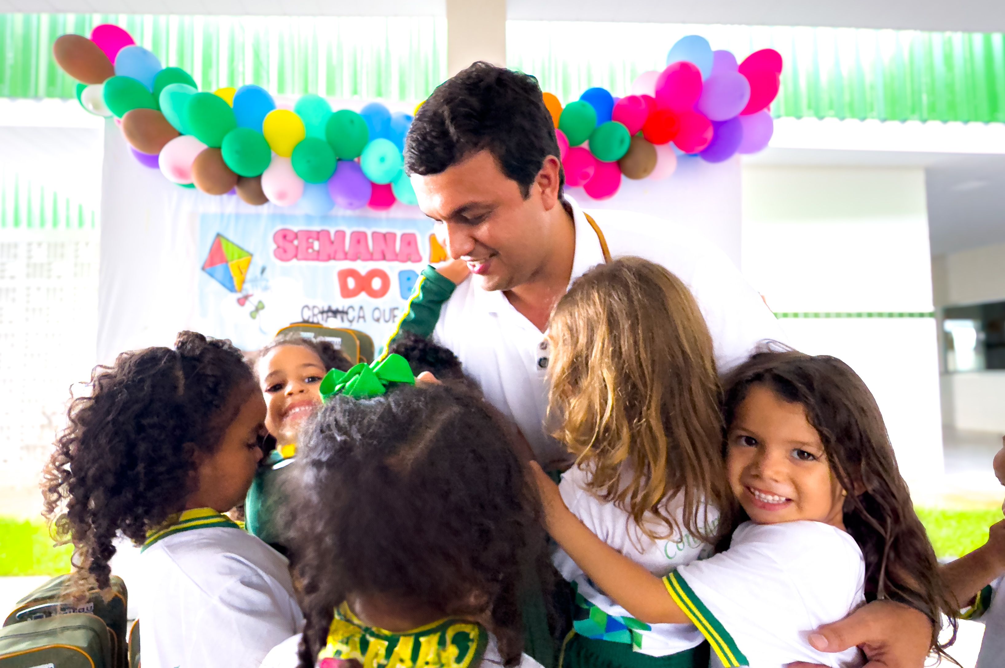Prefeito Bebeto Barros anuncia aumento salarial de 8,5% para servidores da educação. Reprodução: Assessoria