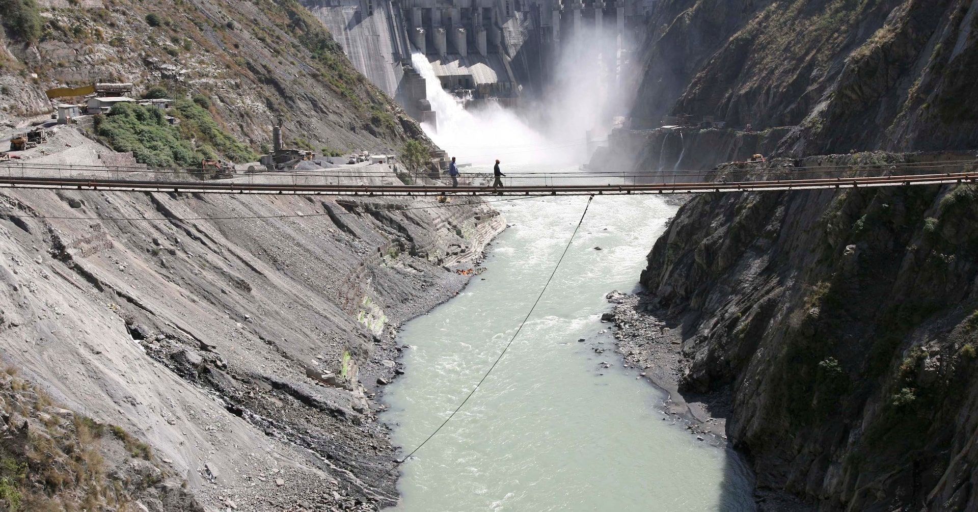 Trabalho em andamento para aumentar a capacidade de reservatórios hidrelétricos na Caxemira. Reprodução: Reuters