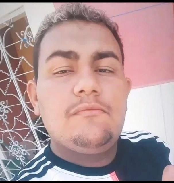 Mulher encontra filho morto em casa; a residência estava fechada com evidências de crime. Legenda da imagem. Reprodução: Alagoas 24 Horas