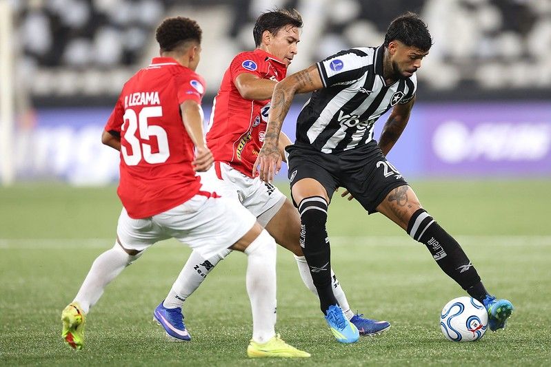Palmeiras encaminha contratação de Barboza, e zagueiro pode se despedir do Botafogo nesta terça