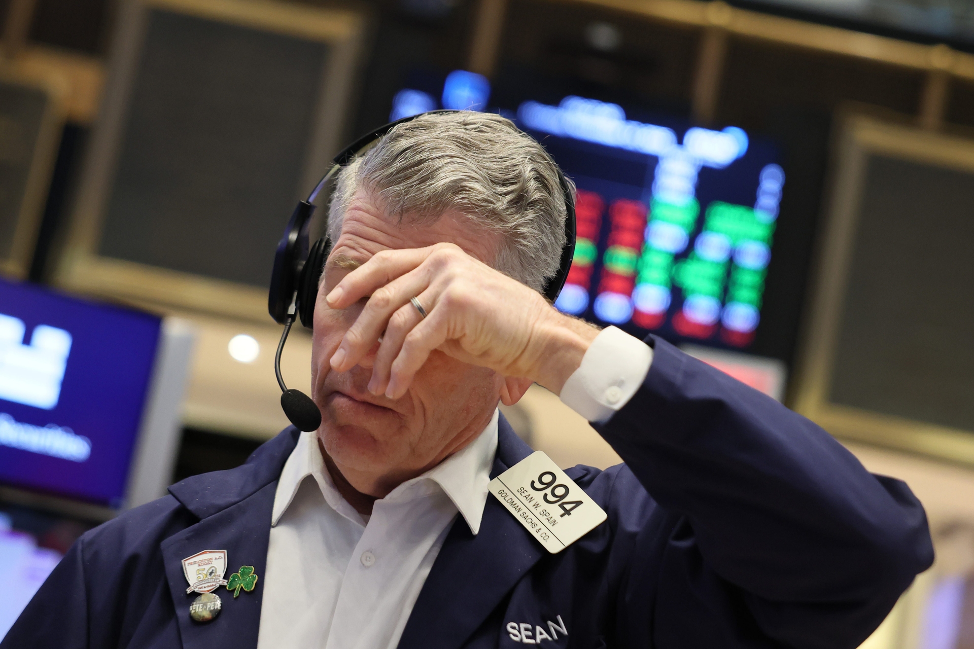 Operadores no piso da NYSE durante a manhã, acompanhando o mercado de dívida corporativa. Reprodução: Business Insider