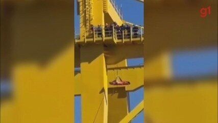 Caminhoneiro de 63 anos morre soterrado por fertilizantes em terminal logístico em Cubatão. Reprodução: Globo