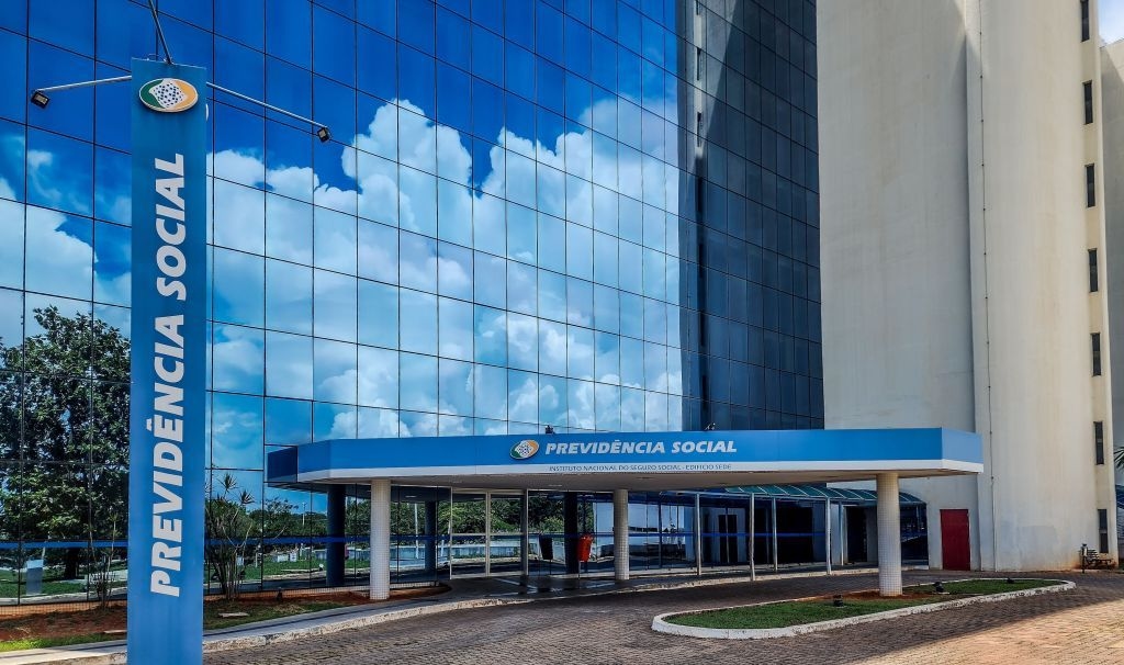 Ação popular envolvendo Nikolas Ferreira e vereador de Curitiba no debate sobre decisão judicial. Reprodução: CNN Brasil