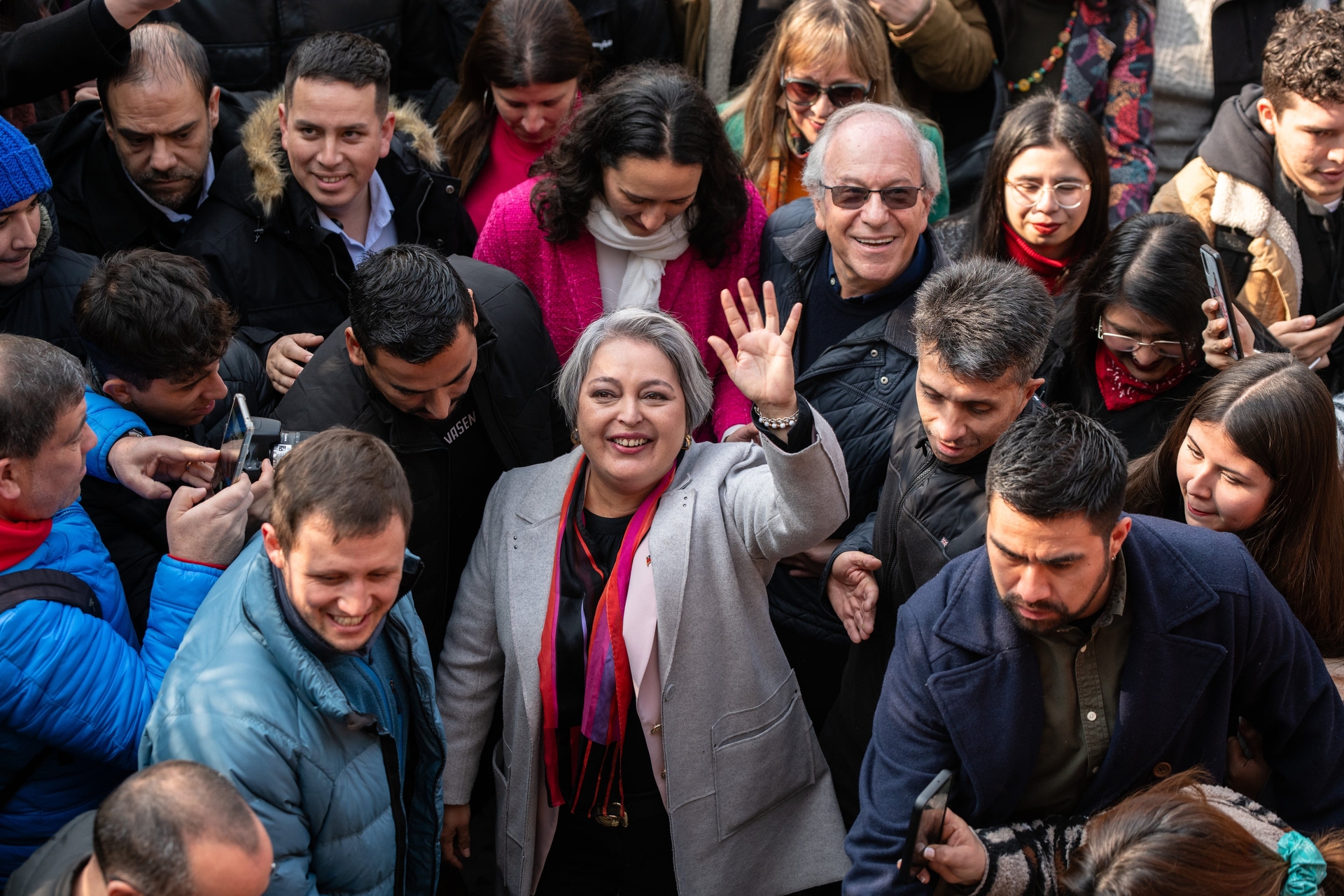 Jeannette Jara, candidata do Partido Comunista, vota em Santiago para as presidenciais do Chile. Legenda da imagem. Reprodução: El País.