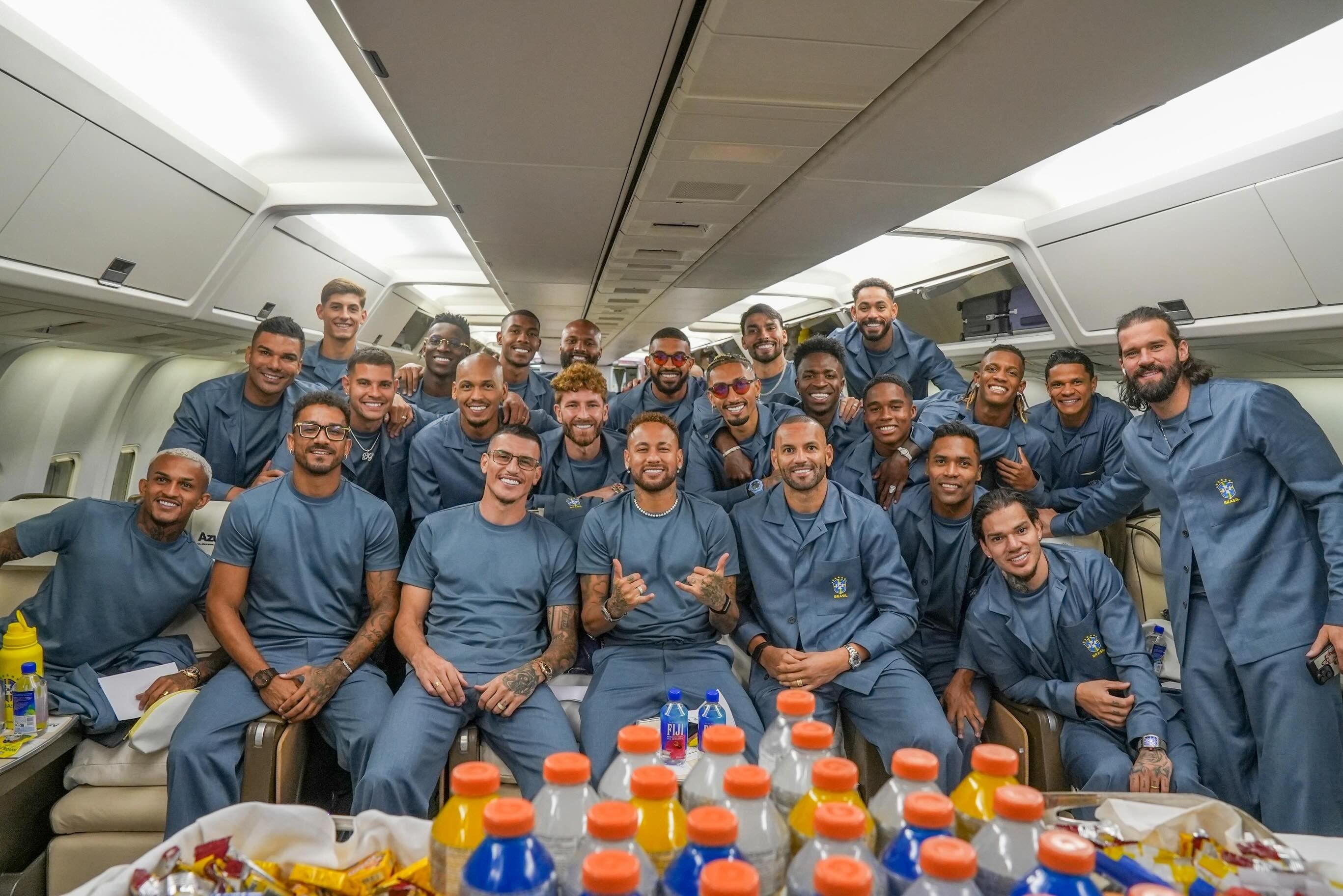 "Pijama", "mecânico" e "roupa de hospital": uniforme de viagem da seleção brasileira gera memes
