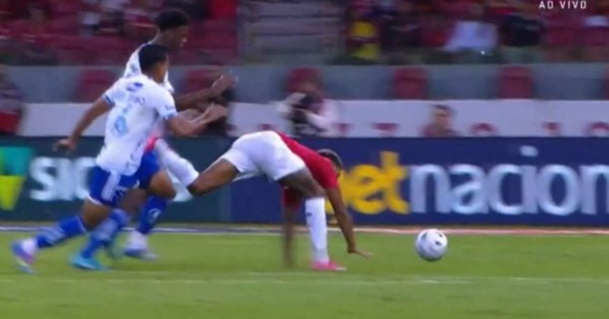 Wesley do Internacional é parado por Jonathan Jesus durante jogo contra a Raposa. Reprodução: Terra