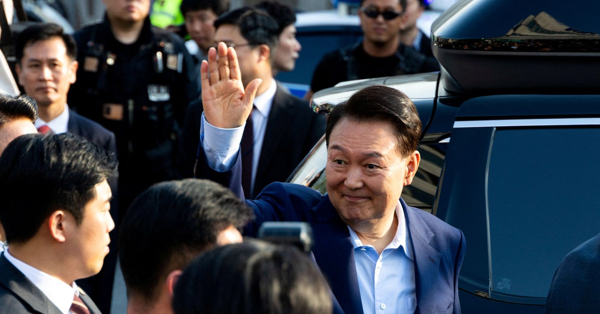 Líder sul-coreano Yoon Suk Yeol comparece à primeira audiência de seu julgamento criminal. Reprodução: Reuters