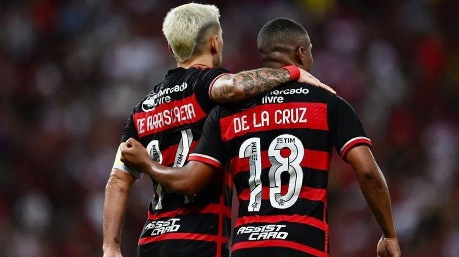 Arrascaeta se pronuncia sobre a polêmica envolvendo De la Cruz e a demissão de Runco.; Reprodução: iG Esporte