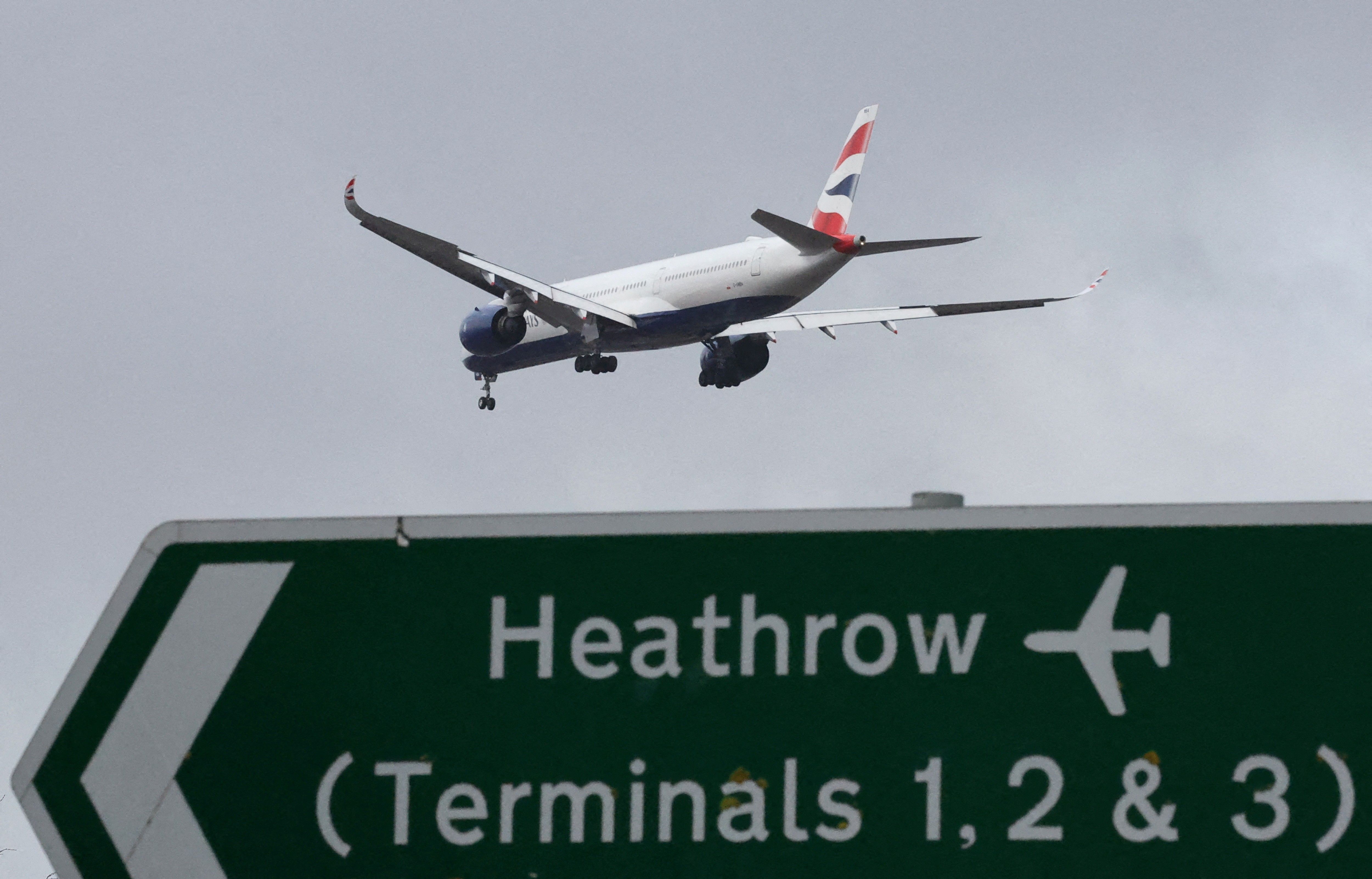 Incêndio Fecha Aeroporto de Heathrow e Cancela Milhares de Voos