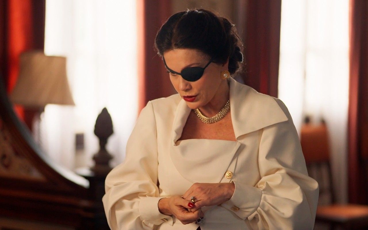 Sandra passa por Ernesto e fica ao lado de Dita, em Êta Mundo Melhor!. Reprodução: Gshow