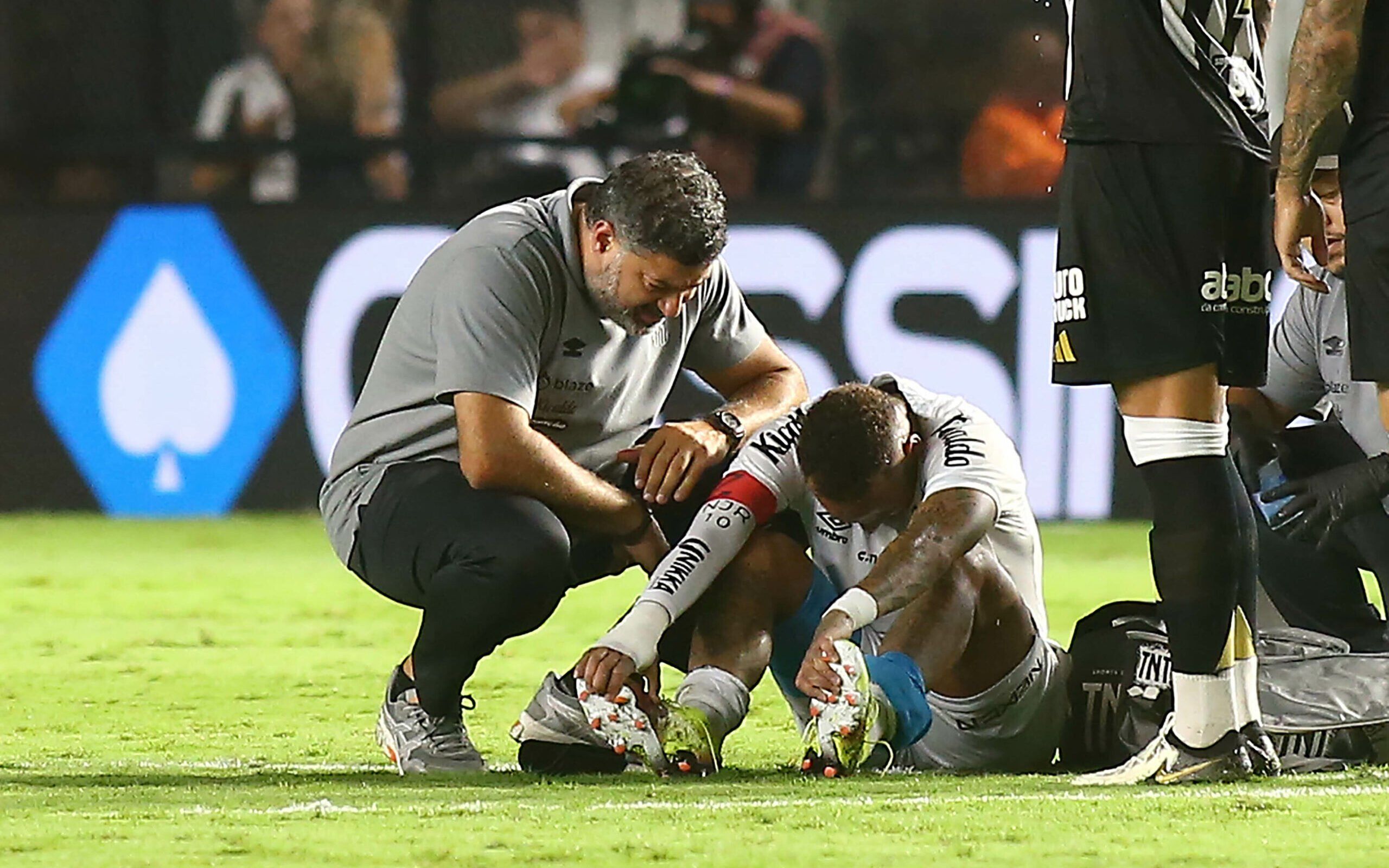 Neymar é substituído após lesão no jogo entre Santos e Atlético-MG. Reprodução: Lance.