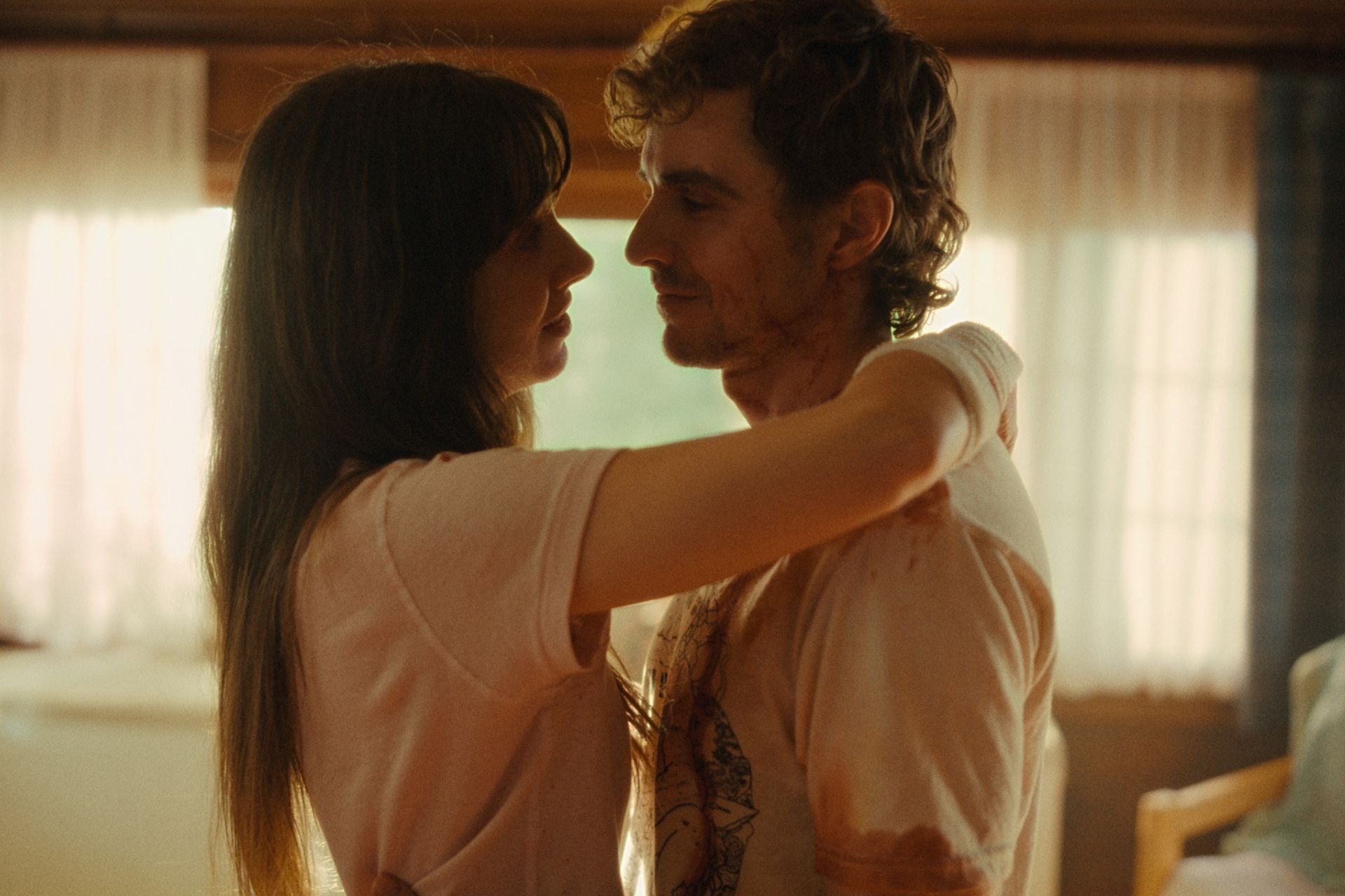 Alison Brie e Dave Franco no thriller de terror 'Together', agora em cartaz. Reprodução: Gizmodo