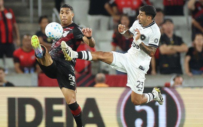 Jogadores do Athletico comemoram vitória sobre o Botafogo e vão ao G4.. Reprodução: Esporte