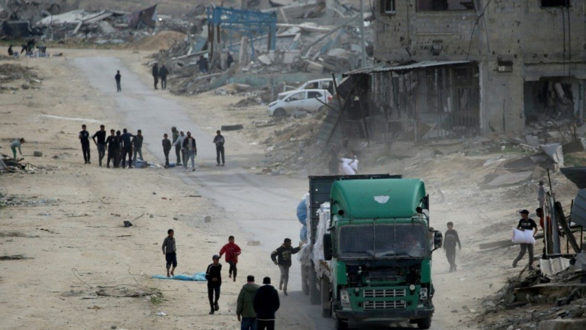 Corpos de socorristas encontrados em vala comum em Rafah, destacando a violência do conflito em Gaza. Reprodução: AFP