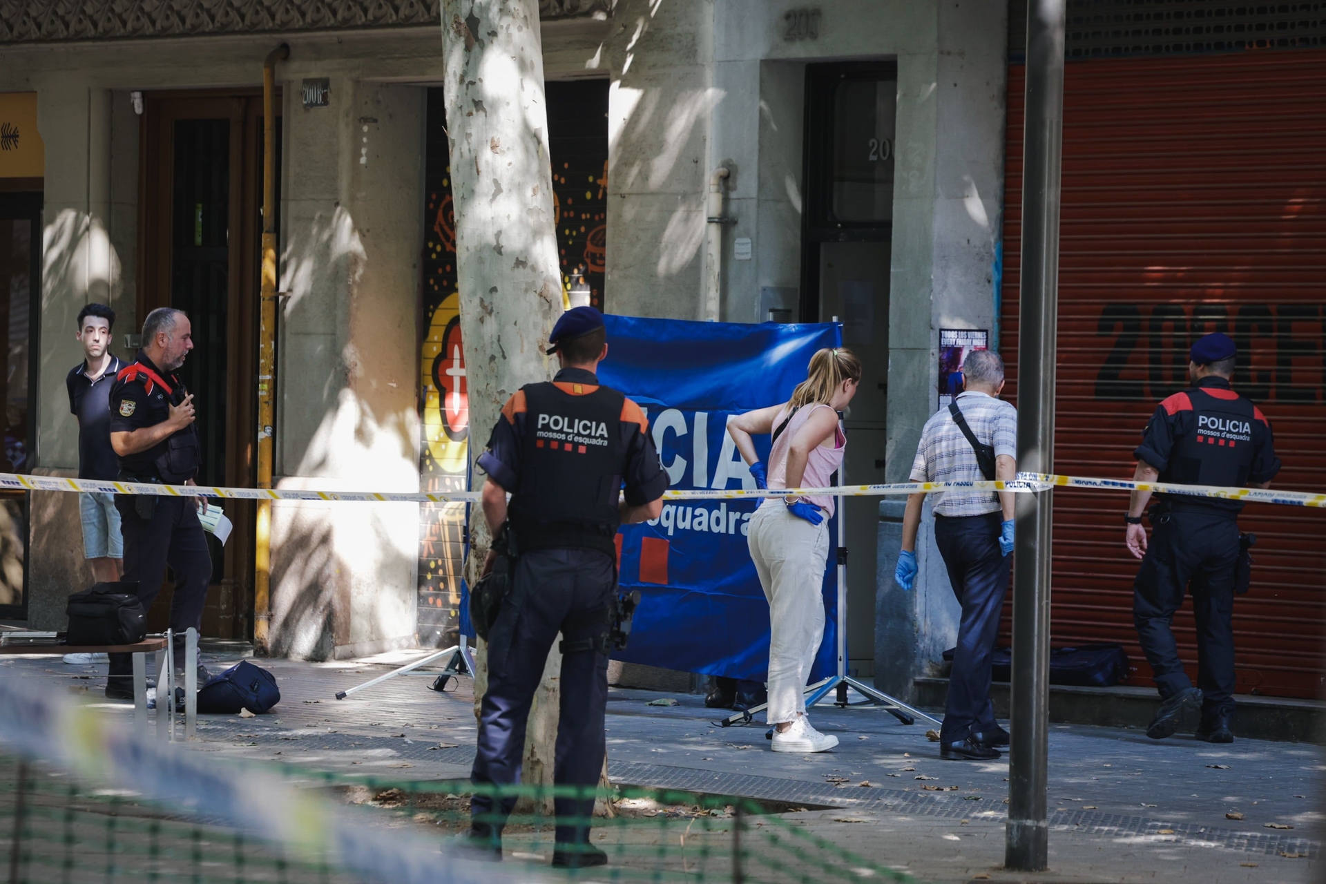 Mossos investigam homicídio de homem na rua Consell de Cent, em Barcelona.; Reprodução: El País