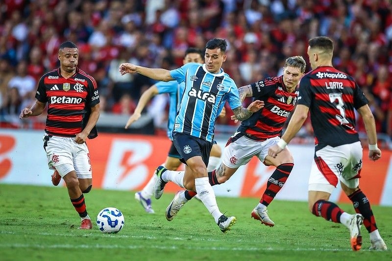 Torcida do Flamengo no Maracanã durante partida marcada por empate nos minutos finais. Legenda da imagem. Reprodução: O Globo