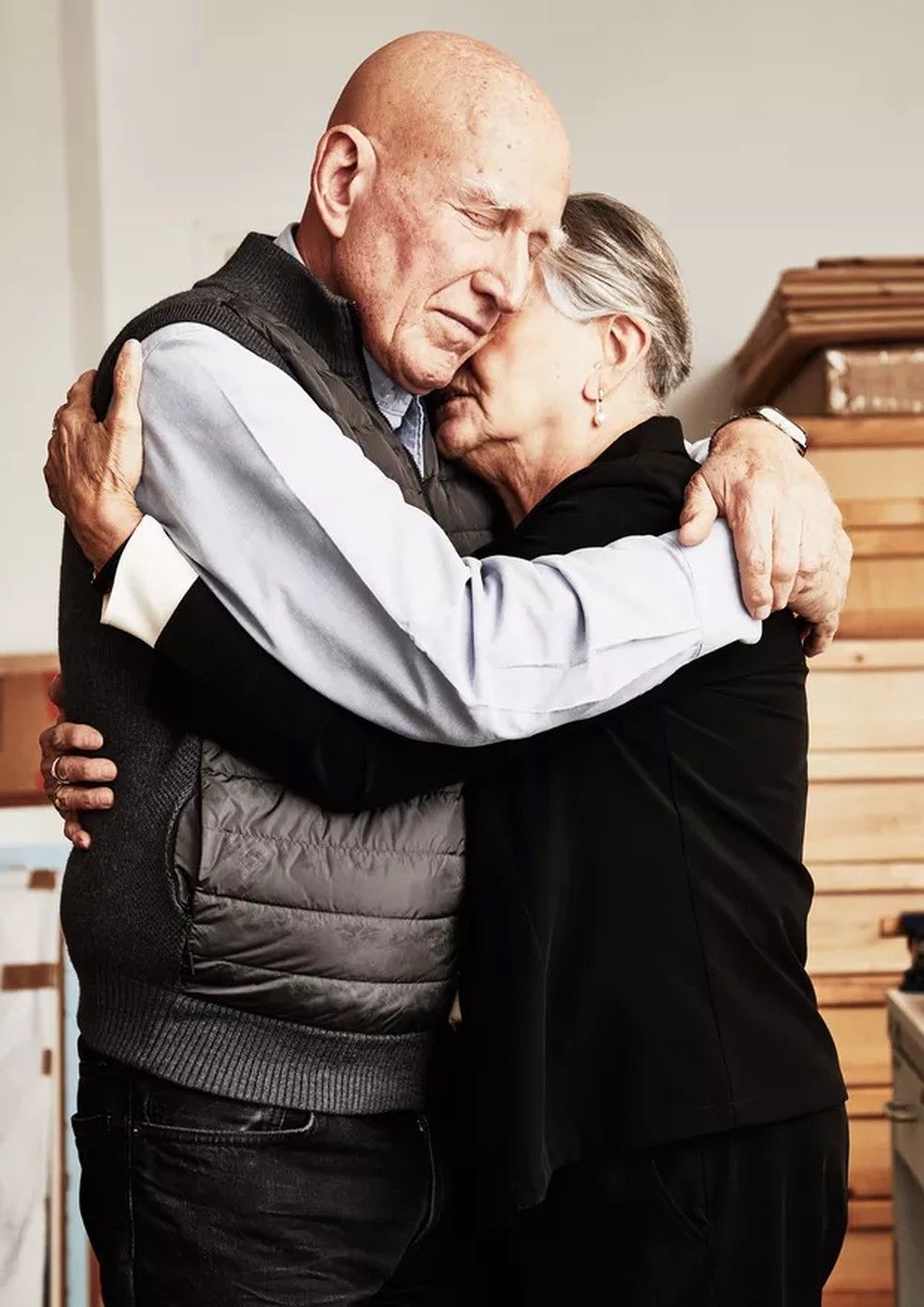 Sebastião e Lélia em estúdio, símbolo de uma vida dedicada à fotografia e à preservação ambiental. Reprodução: Vogue