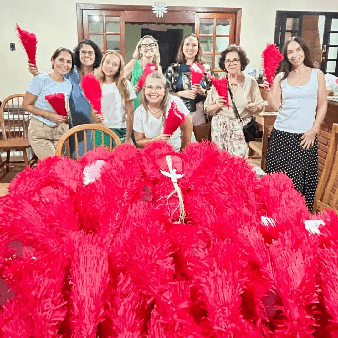 Voluntários fazem cartuchos recheados com doces para a Festa do Divino em Mogi das Cruzes. Reprodução: Globo