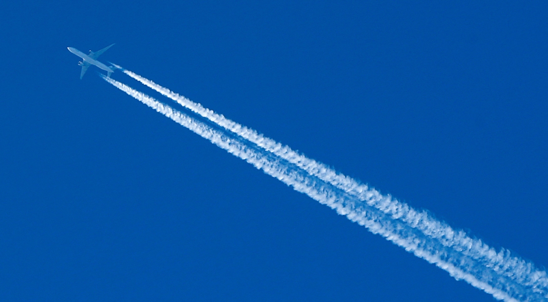 Avião decola em Bruxelas, ilustrando a escassez de pilotos na aviação. Reprodução: Retorno do item 11