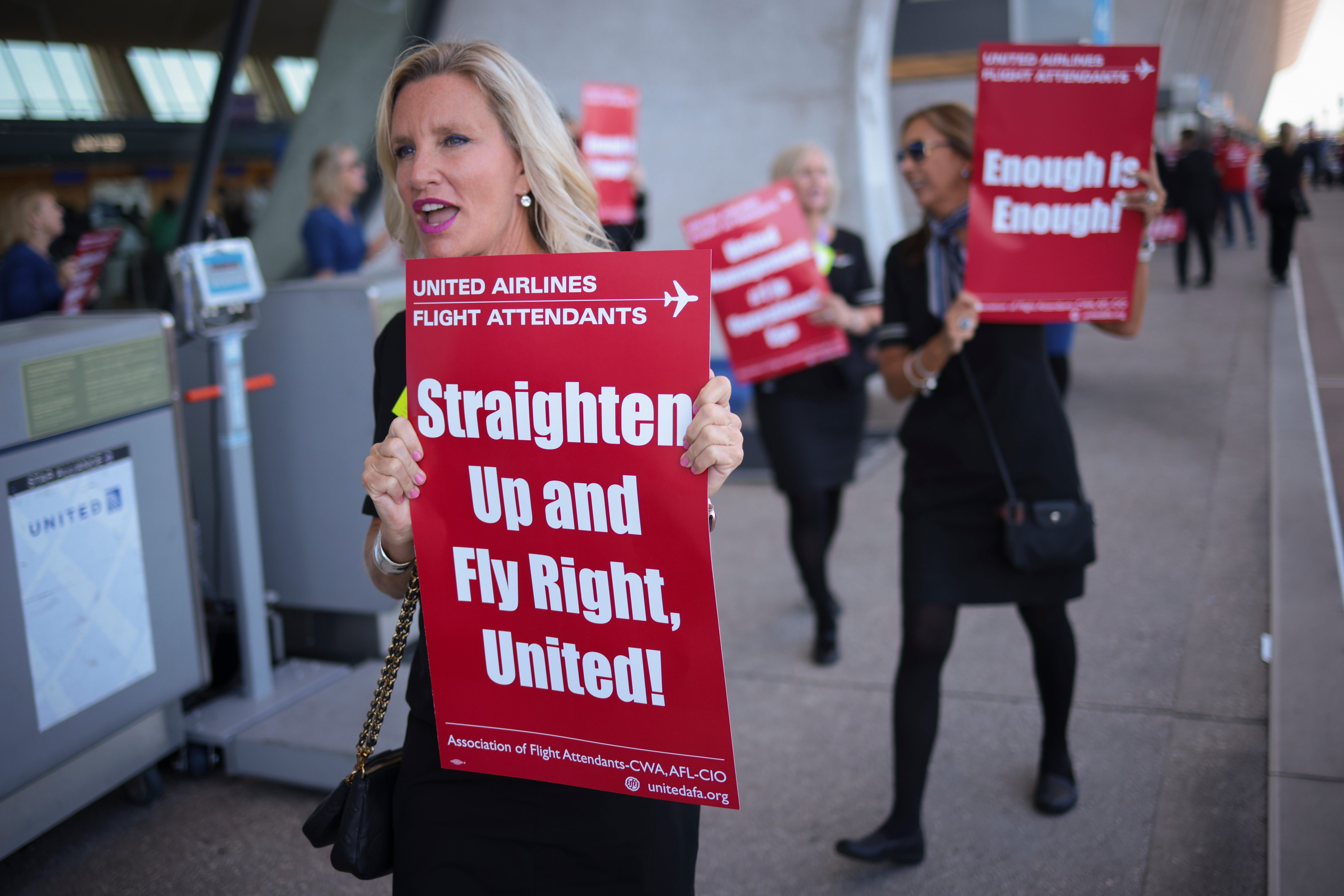 Funcionários da United Airlines protestam em busca de contrato com aumento salarial significativo. Legenda da imagem. Reprodução: Getty Images