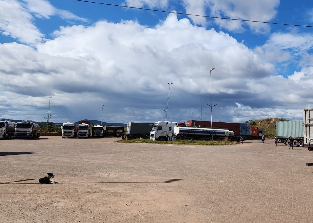 Carretas aguardam fiscalização em Pacaraima devido à greve dos auditores da Receita Federal. Reprodução: Globo
